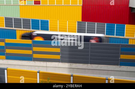 Bunte Lärmschutzwände an der Autobahn A52, an der Anschlussstelle Essen-Rüttenscheid, im Rahmen der Sanierung der Autobahn wurden die Schallschutzwände neu gebaut im farbigen Design, NRW, Deutschland, Lärmschutzwände *** bunte Lärmschutzwände an der Autobahn A52, am Abzweig Essen Rüttenscheid, im Rahmen der Erneuerung der Autobahn wurden die Lärmschutzwände in bunter Gestaltung, NRW, Deutschland, Lärmschutzwände neu errichtet Stockfoto