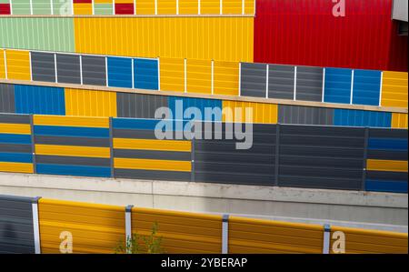 Bunte Lärmschutzwände an der Autobahn A52, an der Anschlussstelle Essen-Rüttenscheid, im Rahmen der Sanierung der Autobahn wurden die Schallschutzwände neu gebaut im farbigen Design, NRW, Deutschland, Lärmschutzwände *** bunte Lärmschutzwände an der Autobahn A52, am Abzweig Essen Rüttenscheid, im Rahmen der Erneuerung der Autobahn wurden die Lärmschutzwände in bunter Gestaltung, NRW, Deutschland, Lärmschutzwände neu errichtet Stockfoto