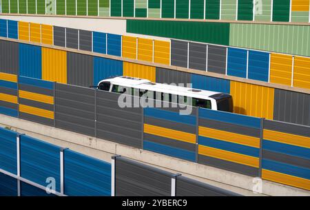 Bunte Lärmschutzwände an der Autobahn A52, an der Anschlussstelle Essen-Rüttenscheid, im Rahmen der Sanierung der Autobahn wurden die Schallschutzwände neu gebaut im farbigen Design, NRW, Deutschland, Lärmschutzwände *** bunte Lärmschutzwände an der Autobahn A52, am Abzweig Essen Rüttenscheid, im Rahmen der Erneuerung der Autobahn wurden die Lärmschutzwände in bunter Gestaltung, NRW, Deutschland, Lärmschutzwände neu errichtet Stockfoto