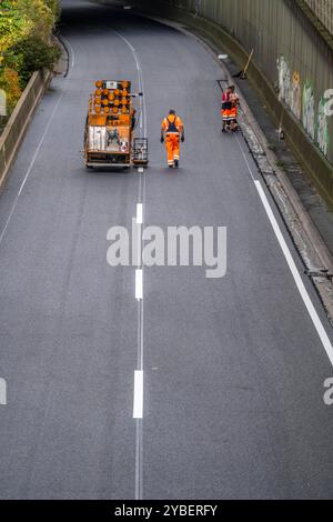 Markierungsarbeiten nach dem Aufbringen von neuem Flüsterasphalt Decke für die Autobahn A40, im Stadtgebiet von Essen, Fahrtrichtung Dortmund, 95,000 Quadratmeter offenporiger Asphalt werden, auf einer Strecke von rund 6 KM aufbringen, die Autobahn wird dafür 1 Woche gesperrt, Busspur, NRW, Deutschland, Autobahn Asphaltierung *** Markierungsarbeiten nach dem Aufbringen einer neuen Flüsterasphaltfläche für die Autobahn A40, im Stadtgebiet Essen, Richtung Dortmund, 95.000 Quadratmeter poröser Asphalt werden über eine Entfernung von ca. 6 KM aufgebracht, die Autobahn wird für 1 Woche gesperrt, Bus l Stockfoto