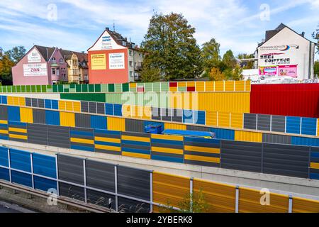 Bunte Lärmschutzwände an der Autobahn A52, an der Anschlussstelle Essen-Rüttenscheid, im Rahmen der Sanierung der Autobahn wurden die Schallschutzwände neu gebaut im farbigen Design, NRW, Deutschland, Lärmschutzwände *** bunte Lärmschutzwände an der Autobahn A52, am Abzweig Essen Rüttenscheid, im Rahmen der Erneuerung der Autobahn wurden die Lärmschutzwände in bunter Gestaltung, NRW, Deutschland, Lärmschutzwände neu errichtet Stockfoto