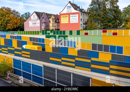 Bunte Lärmschutzwände an der Autobahn A52, an der Anschlussstelle Essen-Rüttenscheid, im Rahmen der Sanierung der Autobahn wurden die Schallschutzwände neu gebaut im farbigen Design, NRW, Deutschland, Lärmschutzwände *** bunte Lärmschutzwände an der Autobahn A52, am Abzweig Essen Rüttenscheid, im Rahmen der Erneuerung der Autobahn wurden die Lärmschutzwände in bunter Gestaltung, NRW, Deutschland, Lärmschutzwände neu errichtet Stockfoto