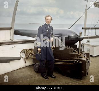 Konteradmiral John A. Dahlgren steht bei einer Dahlgren-Kanone an Deck der U.S.S. Pawnee in Charleston Harbor, South Carolina. Erstellt am 17. Juni 1865. Fotografien der Bundesmarine und Seefahrten gegen die Atlantikküste der Eidgenossenschaft. Positiv erstellt von Mathew Brady. Sky wurde ersetzt. Stockfoto