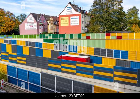 Bunte Lärmschutzwände an der Autobahn A52, an der Anschlussstelle Essen-Rüttenscheid, im Rahmen der Sanierung der Autobahn wurden die Schallschutzwände neu gebaut im farbigen Design, NRW, Deutschland, Lärmschutzwände *** bunte Lärmschutzwände an der Autobahn A52, am Abzweig Essen Rüttenscheid, im Rahmen der Erneuerung der Autobahn wurden die Lärmschutzwände in bunter Gestaltung, NRW, Deutschland, Lärmschutzwände neu errichtet Stockfoto