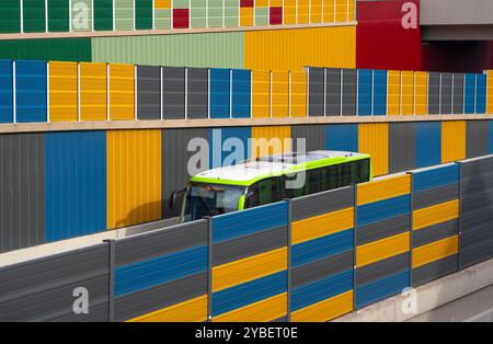 Bunte Lärmschutzwände an der Autobahn A52, an der Anschlussstelle Essen-Rüttenscheid, im Rahmen der Sanierung der Autobahn wurden die Schallschutzwände neu gebaut im farbigen Design, NRW, Deutschland, Lärmschutzwände *** bunte Lärmschutzwände an der Autobahn A52, am Abzweig Essen Rüttenscheid, im Rahmen der Erneuerung der Autobahn wurden die Lärmschutzwände in bunter Gestaltung, NRW, Deutschland, Lärmschutzwände neu errichtet Stockfoto