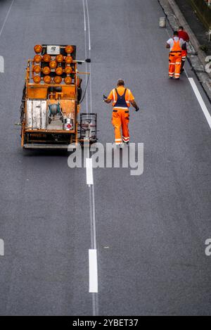 Markierungsarbeiten nach dem Aufbringen von neuem Flüsterasphalt Decke für die Autobahn A40, im Stadtgebiet von Essen, Fahrtrichtung Dortmund, 95,000 Quadratmeter offenporiger Asphalt werden, auf einer Strecke von rund 6 KM aufbringen, die Autobahn wird dafür 1 Woche gesperrt, Busspur, NRW, Deutschland, Autobahn Asphaltierung *** Markierungsarbeiten nach dem Aufbringen einer neuen Flüsterasphaltfläche für die Autobahn A40, im Stadtgebiet Essen, Richtung Dortmund, 95.000 Quadratmeter poröser Asphalt werden über eine Entfernung von ca. 6 KM aufgebracht, die Autobahn wird für 1 Woche gesperrt, Bus l Stockfoto