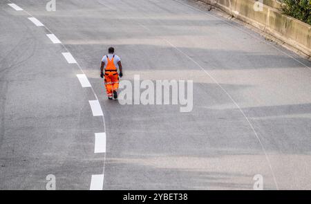 Markierungsarbeiten nach dem Aufbringen von neuem Flüsterasphalt Decke für die Autobahn A40, im Stadtgebiet von Essen, Fahrtrichtung Dortmund, 95,000 Quadratmeter offenporiger Asphalt werden, auf einer Strecke von rund 6 KM aufbringen, die Autobahn wird dafür 1 Woche gesperrt, Busspur, NRW, Deutschland, Autobahn Asphaltierung *** Markierungsarbeiten nach dem Aufbringen einer neuen Flüsterasphaltfläche für die Autobahn A40, im Stadtgebiet Essen, Richtung Dortmund, 95.000 Quadratmeter poröser Asphalt werden über eine Entfernung von ca. 6 KM aufgebracht, die Autobahn wird für 1 Woche gesperrt, Bus l Stockfoto