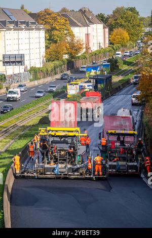 Neue Flüsterasphalt Decke für die Autobahn A40, im Stadtgebiet von Essen, Fahrtrichtung Dortmund, 95,000 Quadratmeter offenporiger Asphalt werden, auf einer Strecke von rund 6 KM aufgebracht, die Autobahn wird dafür 1 Woche gesperrt, NRW, Deutschland, Autobahn Asphaltierung *** neue Flüsterasphaltierung für die Autobahn A40, in der Stadt Essen, Richtung Dortmund, werden 95.000 Quadratmeter porösen Asphalt auf einer Distanz von rund 6 km aufgebracht, die Autobahn wird für 1 Woche geschlossen, Deutschland, NRW, NRW, NRW Asphaltierung auf der Autobahn Stockfoto