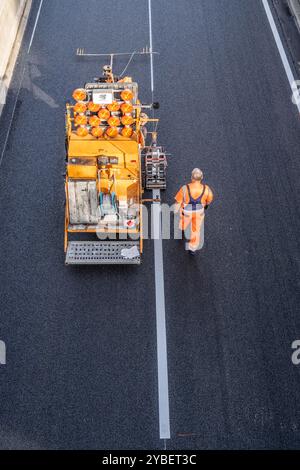 Markierungsarbeiten nach dem Aufbringen von neuem Flüsterasphalt Decke für die Autobahn A40, im Stadtgebiet von Essen, Fahrtrichtung Dortmund, 95,000 Quadratmeter offenporiger Asphalt werden, auf einer Strecke von rund 6 KM aufbringen, die Autobahn wird dafür 1 Woche gesperrt, Busspur, NRW, Deutschland, Autobahn Asphaltierung *** Markierungsarbeiten nach dem Aufbringen einer neuen Flüsterasphaltfläche für die Autobahn A40, im Stadtgebiet Essen, Richtung Dortmund, 95.000 Quadratmeter poröser Asphalt werden über eine Entfernung von ca. 6 KM aufgebracht, die Autobahn wird für 1 Woche gesperrt, Bus l Stockfoto