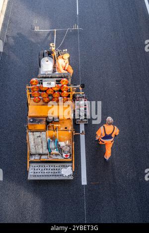 Markierungsarbeiten nach dem Aufbringen von neuem Flüsterasphalt Decke für die Autobahn A40, im Stadtgebiet von Essen, Fahrtrichtung Dortmund, 95,000 Quadratmeter offenporiger Asphalt werden, auf einer Strecke von rund 6 KM aufbringen, die Autobahn wird dafür 1 Woche gesperrt, Busspur, NRW, Deutschland, Autobahn Asphaltierung *** Markierungsarbeiten nach dem Aufbringen einer neuen Flüsterasphaltfläche für die Autobahn A40, im Stadtgebiet Essen, Richtung Dortmund, 95.000 Quadratmeter poröser Asphalt werden über eine Entfernung von ca. 6 KM aufgebracht, die Autobahn wird für 1 Woche gesperrt, Bus l Stockfoto