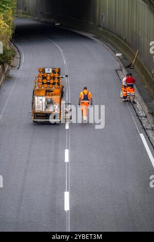 Markierungsarbeiten nach dem Aufbringen von neuem Flüsterasphalt Decke für die Autobahn A40, im Stadtgebiet von Essen, Fahrtrichtung Dortmund, 95,000 Quadratmeter offenporiger Asphalt werden, auf einer Strecke von rund 6 KM aufbringen, die Autobahn wird dafür 1 Woche gesperrt, Busspur, NRW, Deutschland, Autobahn Asphaltierung *** Markierungsarbeiten nach dem Aufbringen einer neuen Flüsterasphaltfläche für die Autobahn A40, im Stadtgebiet Essen, Richtung Dortmund, 95.000 Quadratmeter poröser Asphalt werden über eine Entfernung von ca. 6 KM aufgebracht, die Autobahn wird für 1 Woche gesperrt, Bus l Stockfoto