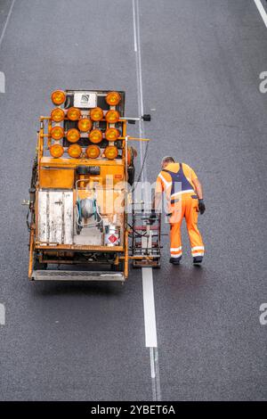 Markierungsarbeiten nach dem Aufbringen von neuem Flüsterasphalt Decke für die Autobahn A40, im Stadtgebiet von Essen, Fahrtrichtung Dortmund, 95,000 Quadratmeter offenporiger Asphalt werden, auf einer Strecke von rund 6 KM aufbringen, die Autobahn wird dafür 1 Woche gesperrt, Busspur, NRW, Deutschland, Autobahn Asphaltierung *** Markierungsarbeiten nach dem Aufbringen einer neuen Flüsterasphaltfläche für die Autobahn A40, im Stadtgebiet Essen, Richtung Dortmund, 95.000 Quadratmeter poröser Asphalt werden über eine Entfernung von ca. 6 KM aufgebracht, die Autobahn wird für 1 Woche gesperrt, Bus l Stockfoto