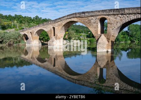 Puente La Reinas Piligrammbrücke und Spiegelreflexe in der Arge Stockfoto