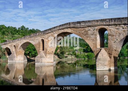 Puente La Reinas Piligrammbrücke Stockfoto