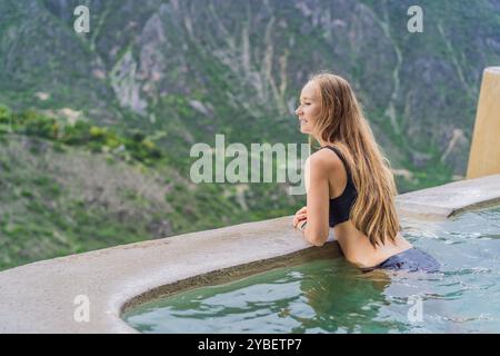 Weibliche Touristen in den heißen Quellen von Grutas Tolantongo, Mexiko. Abenteuer, Entspannung und natürliches Wellness-Konzept Stockfoto