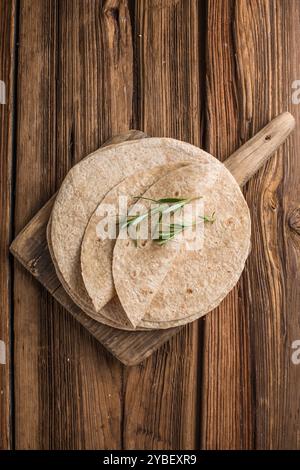 Tortilla-Wraps aus Vollkorn auf Holztisch Stockfoto