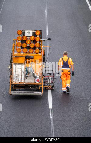 Markierungsarbeiten nach dem Aufbringen einer neuen Flüsterasphaltfläche für die Autobahn A40, in der Stadt Essen, Richtung Dortmund, 95.000 qm Stockfoto