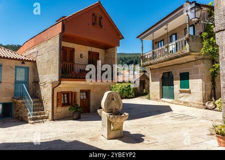 Alte Steinhäuser mit Steinsäulen im Kurort Combarro, Galicien. Stockfoto