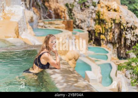 Weibliche Touristen in den heißen Quellen von Grutas Tolantongo, Mexiko. Abenteuer, Entspannung und natürliches Wellness-Konzept Stockfoto