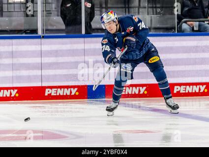 Les Lancaster (EHC Red Bull Muenchen, #74). GER, EHC Red Bull München gegen Augsburger Panther, Eishockey, DEL, 10. Spieltag, Saison 2024/2025, 18.10.2024. Foto: Eibner-Pressefoto/Heike Feiner Stockfoto