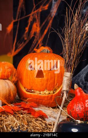 Fotozone, Dekorationen für Halloween. Kürbisse, Heu, Fledermäuse, Geister, Hexenbesen. Stockfoto