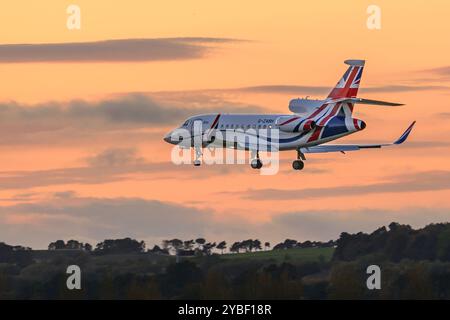 Mit dem britischen Premierminister Kier Starmer an Bord trifft die G-ZABH Royal Air Force Dassault Falcon 900LX Envoy IV CC Mk1 am Flughafen Edinburgh ein Stockfoto