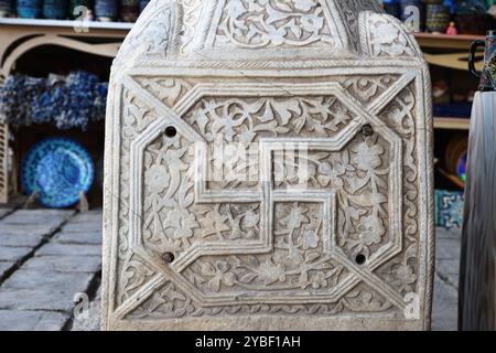 Harem im khan-Palast, auch bekannt als Tosh Hovli oder Tash Khauli-Palast. Hakenkreuz als altes Symbol der Sonne auf der Basis der Säule. Usbekistan Stockfoto