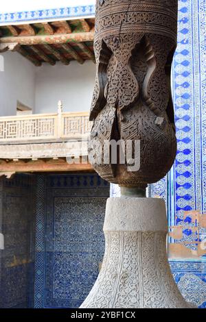 Geschnitzte Holzsäule im khan-Palast, auch bekannt als Tosh Hovli oder Tash Khauli-Palast Stockfoto