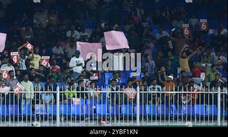 Sharjah, Sharjah, Vereinigte Arabische Emirate. Oktober 2024. Fans, die am 18. Oktober 2024 im Sharjah Cricket Stadium in Sharjah, Sharjah, Vereinigte Arabische Emirate (Foto: © Avijit das/ZUMA Press Wire) das zweite Halbfinale der ICC-Cricket-Weltmeisterschaft der Frauen zwischen West Indies und Neuseeland genießen. Nicht für kommerzielle ZWECKE! Stockfoto