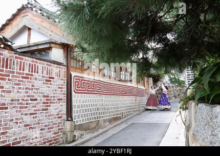 Seoul, Südkorea - 11. September 2019: Frauen in Hanbok schlendern durch die traditionelle koreanische Gasse im Bukchon Hanok Village Stockfoto