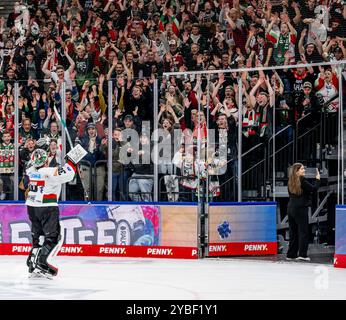 Strauss Mann (Torwart, Augsburger Panther, #38) feiert mit den Fans den Sieg. GER, EHC Red Bull München gegen Augsburger Panther, Eishockey, DEL, 10. Spieltag, Saison 2024/2025, 18.10.2024. Foto: Eibner-Pressefoto/Heike Feiner Stockfoto