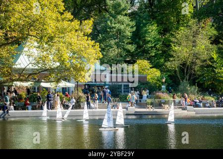 Das Conservatory Water im Central Park verfügt über Fernsteuerungssegelboote i=, 2024, NYC, USA Stockfoto