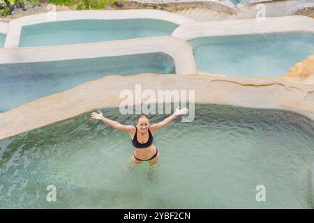 Weibliche Touristen in den heißen Quellen von Grutas Tolantongo, Mexiko. Abenteuer, Entspannung und natürliches Wellness-Konzept Stockfoto