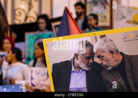 Tunis, Tunesien. Oktober 2024. Tunis, Tunesien. 18. Oktober 2024. Die Bilder der Hamas-Führer Yahya Sinwar und Ismail Haniyeh werden während eines Protests in Tunis gegen die jüngste Ermordung des Hamas-Führers Yahya Sinwar durch Israel aufgeworfen. Die Demonstranten hielten mehrere Bilder von Yahya Sinwar und verzichteten auf palästinensische Flaggen und andere Symbole des palästinensischen Widerstands. Hamas' oberster Führer Sinwar wurde am Donnerstag, den 17. Oktober, von israelischen Soldaten in Rafah im Süden des Gazastreifens getötet (Foto: © Hasan mrad/IMAGESLIVE via ZUMA Press Wire). Nicht für kommerzielle ZWECKE! Kredit: ZUMA Pre Stockfoto