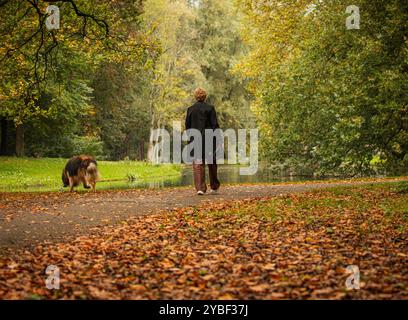 Herbstszenen im Euromast Park, Rotterdam, Niederlande am 18. Oktober 2024 spaziert Eine Frau mit ihrem Hund im Euromast Park, umgeben von Herbstszenen, Rotterdam, Niederlande. Hedayatullah Amid / Rotterdam Niederlande Copyright: XMatrixxImagesx/xHedayatullahxAmidx Stockfoto