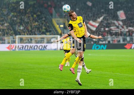 Dortmund, Deutschland. Oktober 2024. Kopfball Julian Ryerson (Borussia Dortmund, 26) 1. Fu?Ball Bundesliga, Borussia Dortmund - FC St. Pauli, Dortmund, SIGNAL IDUNA PARK DFL VORSCHRIFTEN VERBIETEN JEDE VERWENDUNG VON FOTOGRAFIEN ALS BILDSEQUENZEN UND/ODER QUASI-VIDEO. Quelle: dpa/Alamy Live News Stockfoto