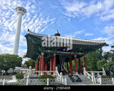 Busan, Südkorea - 6. September 2019: Traditioneller koreanischer Pavillon mit Busan Tower im Yongdusan Park Stockfoto