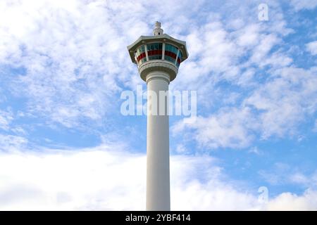 Niedriger Blick auf den Busan Tower vor dem bewölkten blauen Himmel mit viel Kopierraum. Minimalistischer Shot Stockfoto