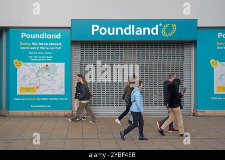 Leute, die an einem geschlossenen Poundland-Laden in der Princes Street, Edinburgh, Schottland, Großbritannien, vorbeilaufen. Stockfoto