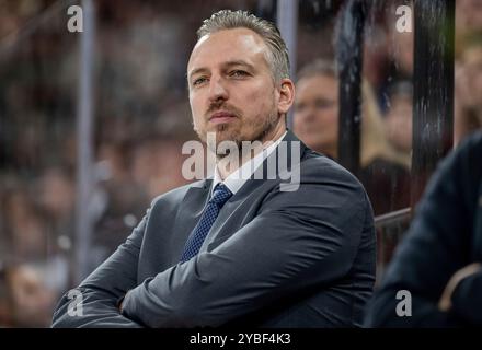 München, Deutschland. Oktober 2024. Max Kaltenhauser (Chef-Trainer/Interims-Trainer, EHC Red Bull München). GER, EHC Red Bull München gegen Augsburger Panther, Eishockey, DEL, 10. Spieltag, Saison 2024/2025, 18.10.2024. Foto: Eibner-Pressefoto/Heike feiner Credit: dpa/Alamy Live News Stockfoto