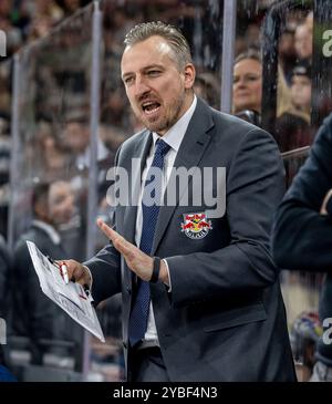 München, Deutschland. Oktober 2024. Max Kaltenhauser (Chef-Trainer/Interims-Trainer, EHC Red Bull München). GER, EHC Red Bull München gegen Augsburger Panther, Eishockey, DEL, 10. Spieltag, Saison 2024/2025, 18.10.2024. Foto: Eibner-Pressefoto/Heike feiner Credit: dpa/Alamy Live News Stockfoto