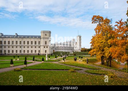 Gatchina, Oblast Leningrad, Russland - 13. Oktober 2024. Blick auf den Grand Gatchina Palace vom Palastpark im Herbst Stockfoto