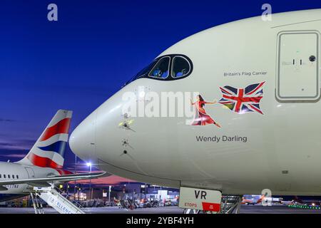 Nahaufnahme der Nasenkegel- und Banditenmaske des G-VNVR Virgin Atlantic Airways Airbus A350-1041 am Flughafen Edinburgh Stockfoto