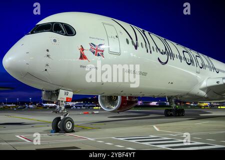 Nahaufnahme der Nasenkegel- und Banditenmaske des G-VNVR Virgin Atlantic Airways Airbus A350-1041 am Flughafen Edinburgh Stockfoto