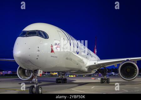 Nahaufnahme der Nasenkegel- und Banditenmaske des G-VNVR Virgin Atlantic Airways Airbus A350-1041 am Flughafen Edinburgh Stockfoto