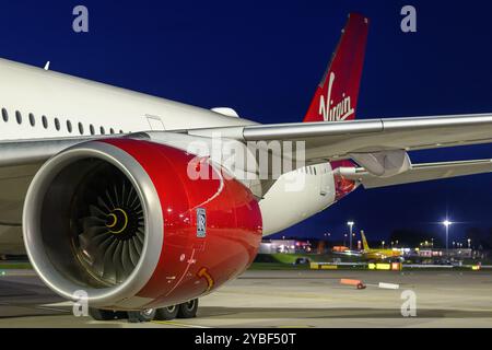 Nahaufnahme des Rolls Royce Trent XWB-97 Triebwerks des G-VNVR Virgin Atlantic Airways Airbus A350-1041 am Flughafen Edinburgh Stockfoto