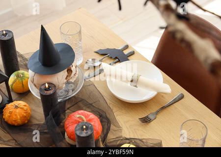 Wunderschöne Tischdekoration mit gefalteter Serviette für Halloween-Party Stockfoto