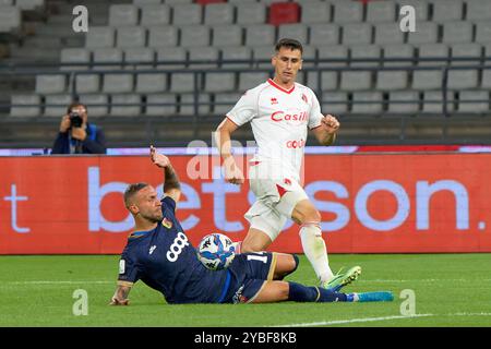 Kevin Lasagna von SSC Bari im Kampf gegen Stefano Scognamillo von US Catanzaro 1929 während SSC Bari vs US Catanzaro, italienisches Fußball-Spiel der Serie B in Bari, Italien, 18. Oktober 2024 Stockfoto