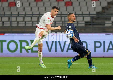 Kevin Lasagna von SSC Bari im Kampf gegen Stefano Scognamillo von US Catanzaro 1929 während SSC Bari vs US Catanzaro, italienisches Fußball-Spiel der Serie B in Bari, Italien, 18. Oktober 2024 Stockfoto