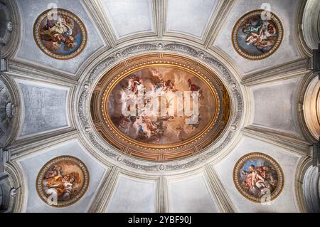 CASERTA, ITALIEN - 1. APRIL 2024: Blick nach oben auf die Decke des Königspalastes von Caserta mit komplexen Fresken und Architektur Stockfoto